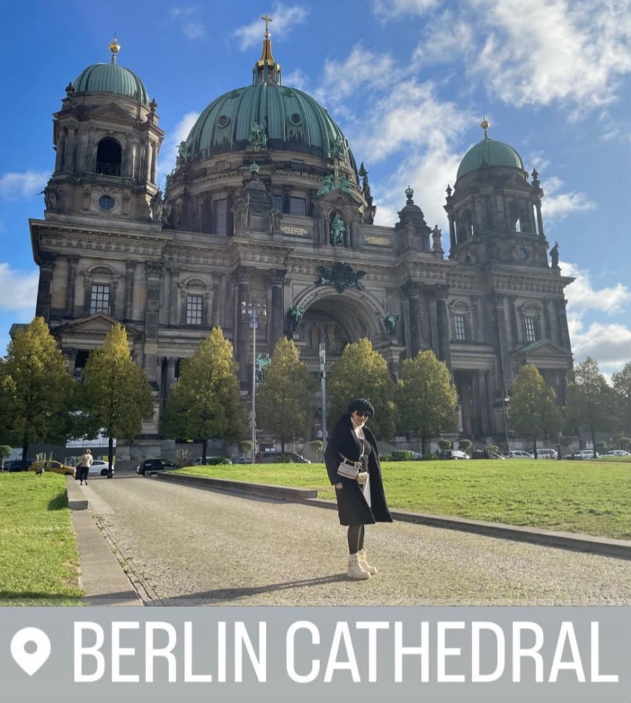 Elvia R. en Catedral de Berlín